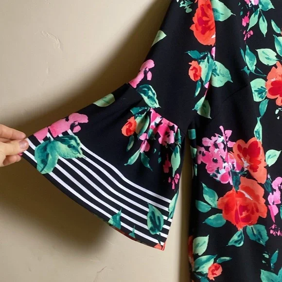 ☀️☀️ Jessica Howard size 16 Black Dress with BIG Floral Print and Bell Sleeves - Picture 2 of 6